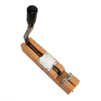 Děrovač na děrování rámků, přířezů H